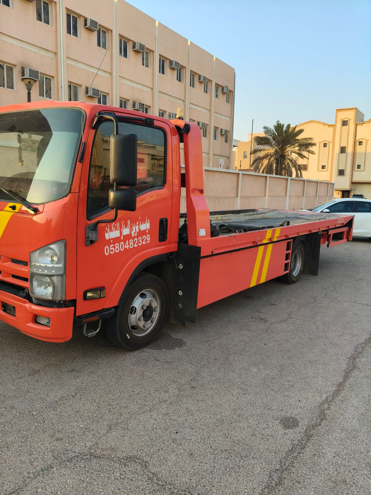 سطحة هيدروليك حمراء تابعة لمؤسستنا في الخرج