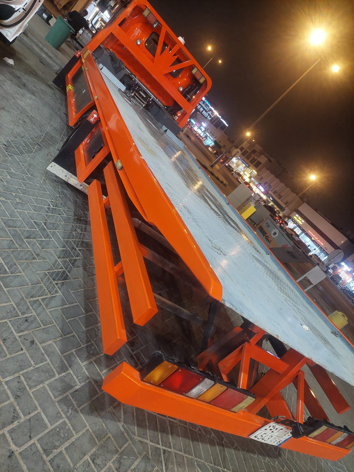 سطح السطحة الهيدروليكي البرتقالي أثناء التحميل