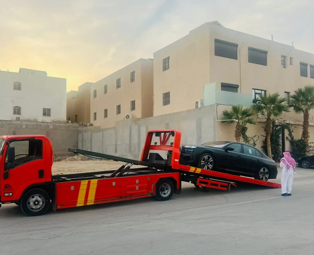 سطحة هيدروليك تنقل سيارة BMW فاخرة في الخرج